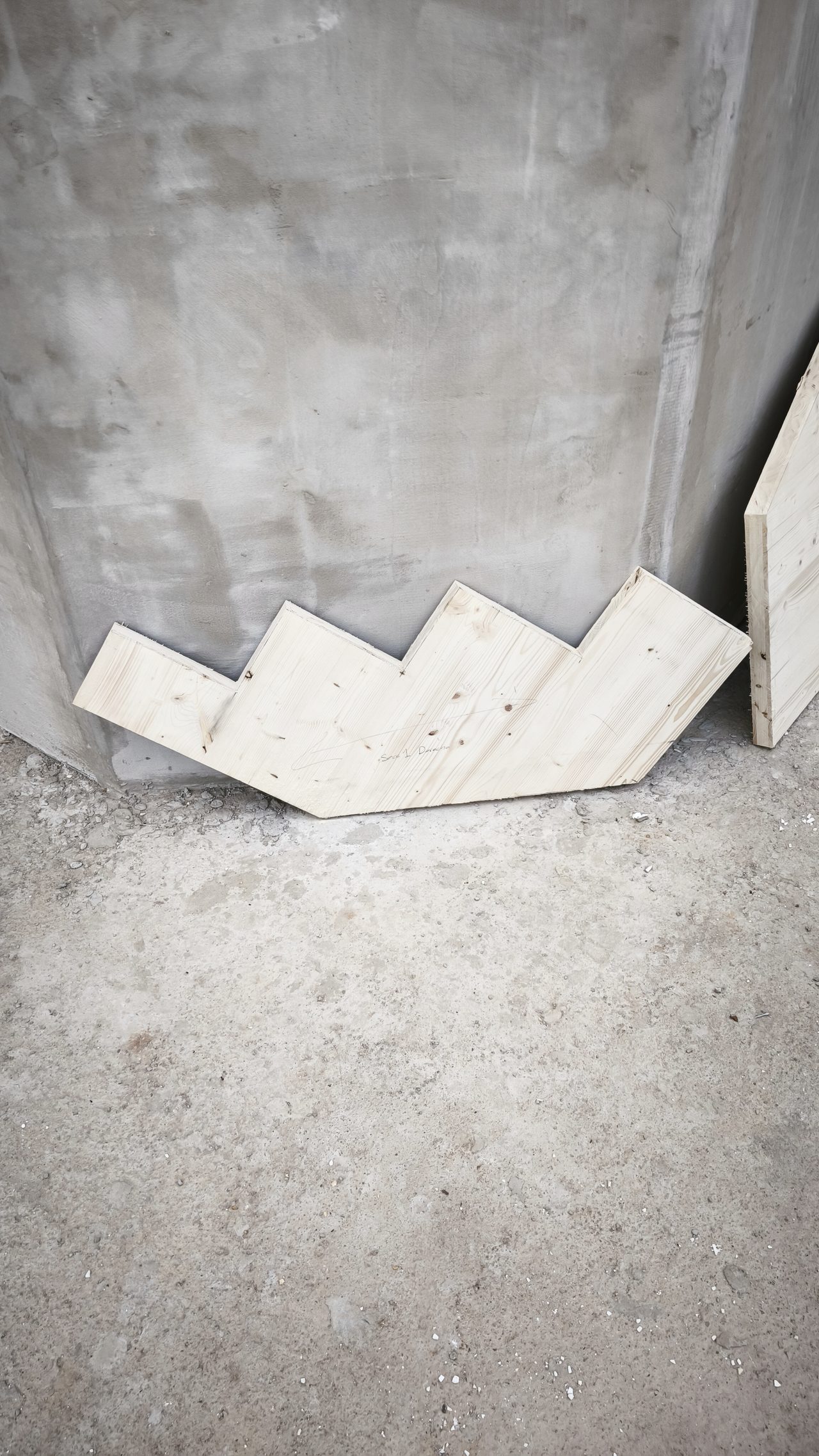 Montaje de paneles SIP en obra, fase de cimentación e instalación del sistema constructivo